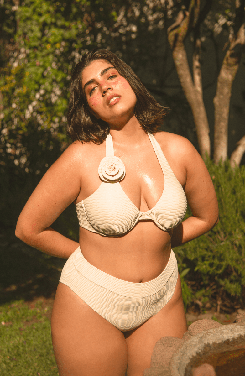 Beige Essentials Danzante, Panty Alta Bikini - Bari, los mejores trajes de baño y Bikinis. Diseño y tecnología juntos.