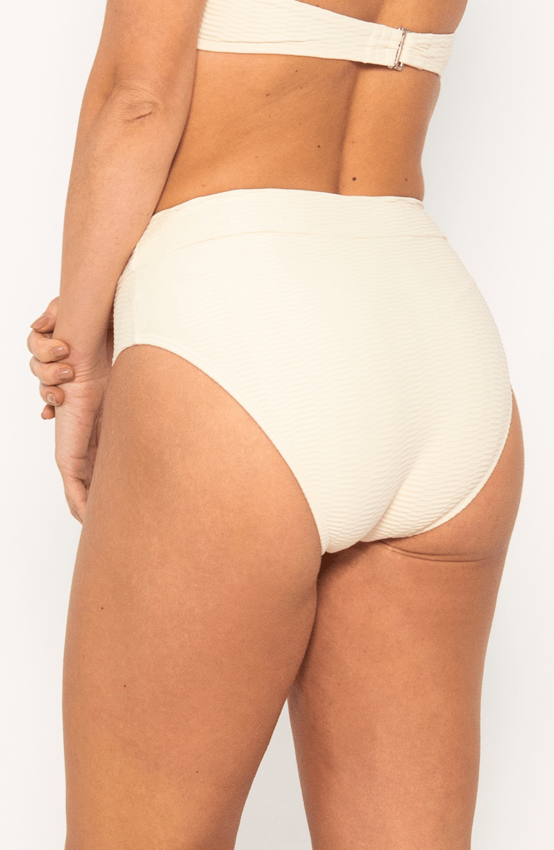Beige Essentials Danzante, Panty Alta Bikini - Bari, los mejores trajes de baño y Bikinis. Diseño y tecnología juntos.