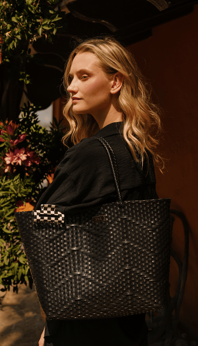 Bolsa de Playa Negra, Colección ODISEA - Bari, los mejores trajes de baño y Bikinis. Diseño y tecnología juntos.