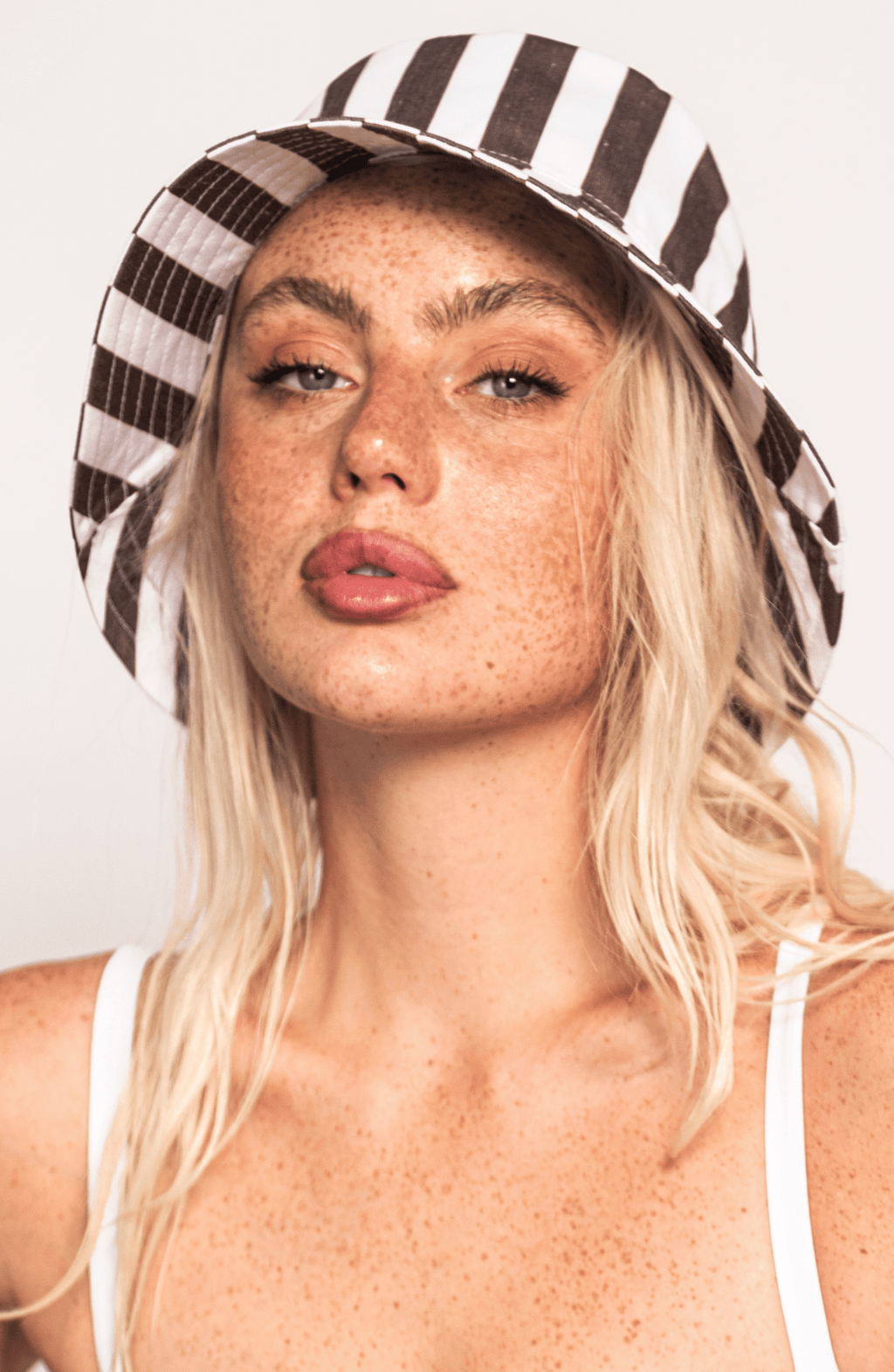 Bucket Hat , Colección ODISEA - Bari, los mejores trajes de baño y Bikinis. Diseño y tecnología juntos.