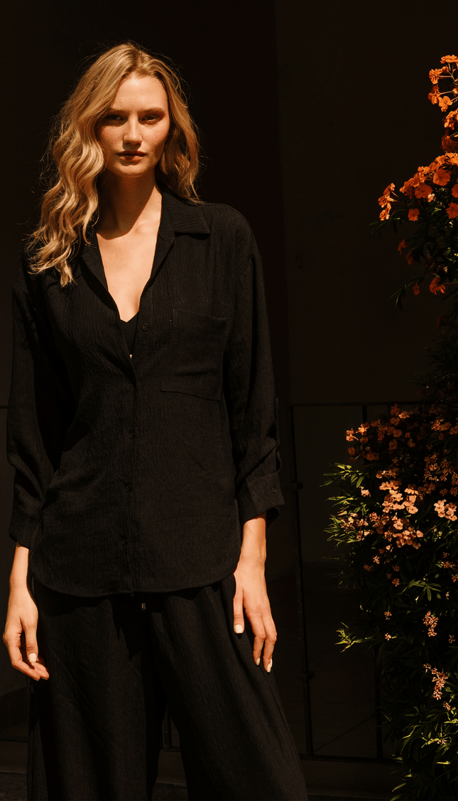 Camisa Manga Larga Negra, Colección ODISEA - Bari, los mejores trajes de baño y Bikinis. Diseño y tecnología juntos.