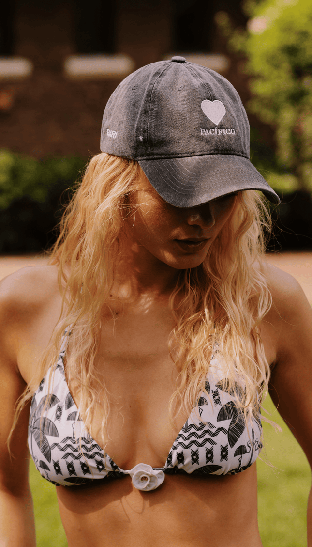 Gorra Negra deslavada bordada Notte, Colección Limoncello - Bari, los mejores trajes de baño y Bikinis. Diseño y tecnología juntos.