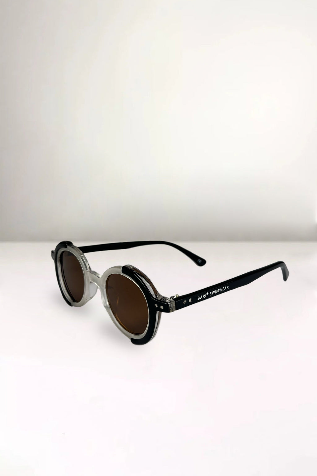 Lentes de Sol Blanco y Negro - Bari, los mejores trajes de baño y Bikinis. Diseño y tecnología juntos.
