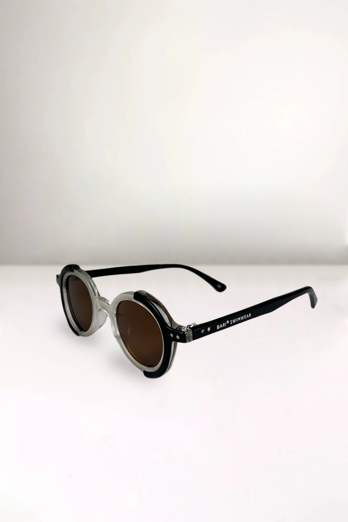 Lentes de Sol Blanco y Negro - Bari, los mejores trajes de baño y Bikinis. Diseño y tecnología juntos.