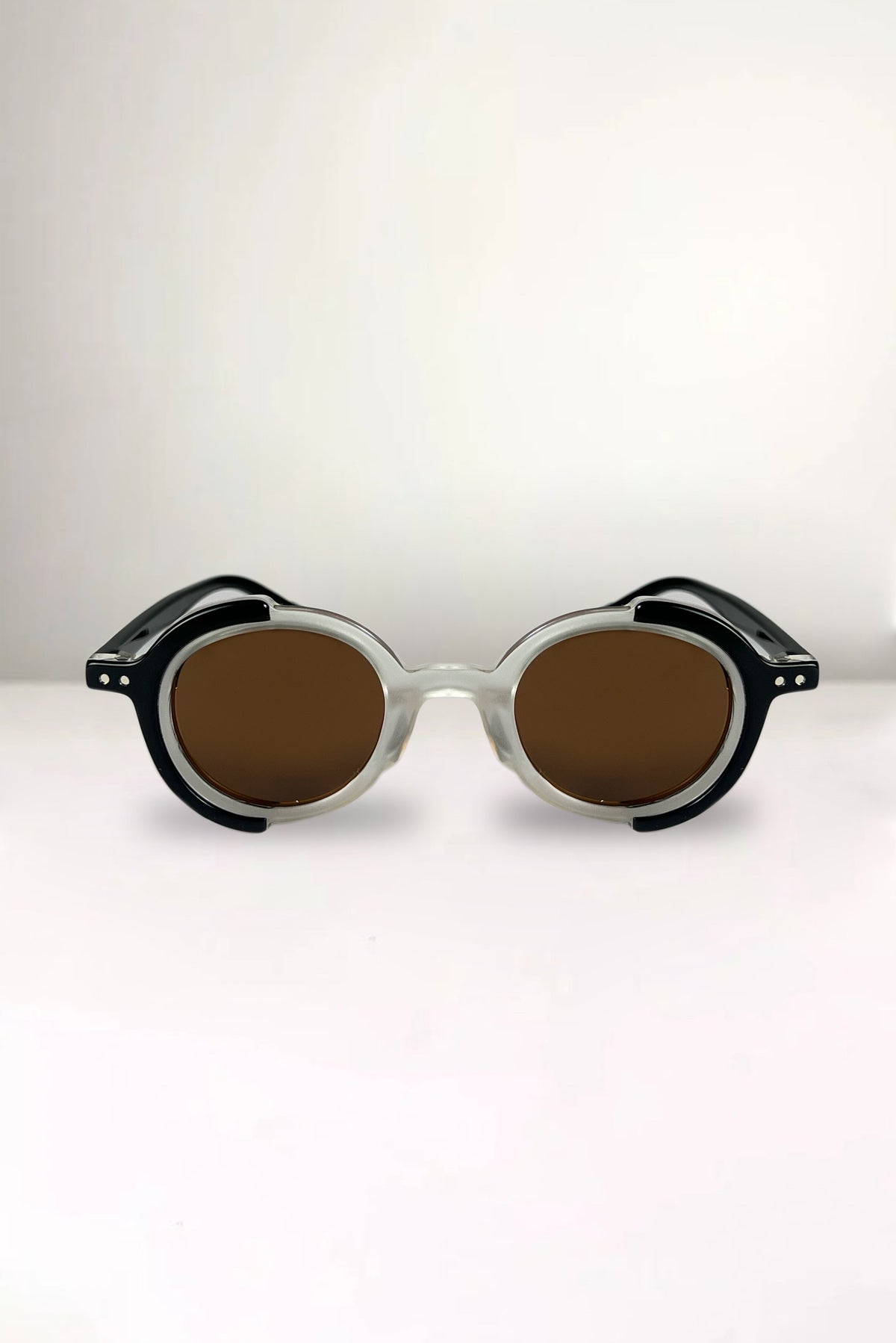 Lentes de Sol Blanco y Negro - Bari, los mejores trajes de baño y Bikinis. Diseño y tecnología juntos.