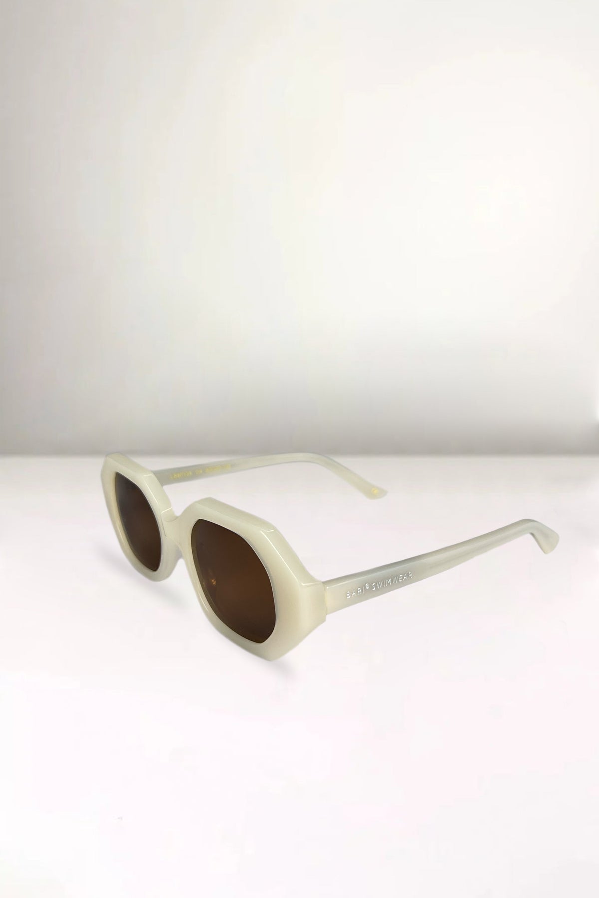 Lentes de Sol Blancos - Bari, los mejores trajes de baño y Bikinis. Diseño y tecnología juntos.