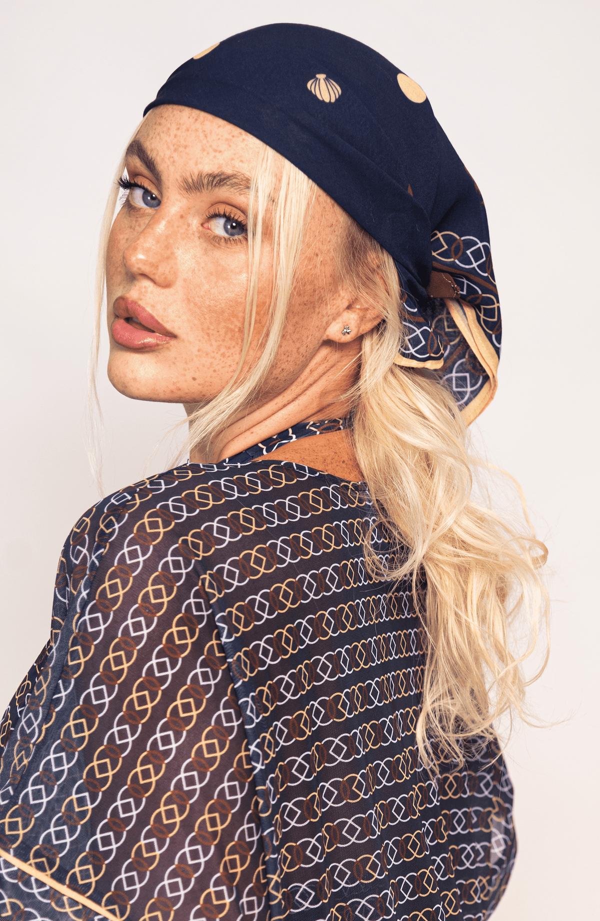 Mascada Estampada Nautical Knots, Colección Alma Frutal - Bari, los mejores trajes de baño y Bikinis. Diseño y tecnología juntos.