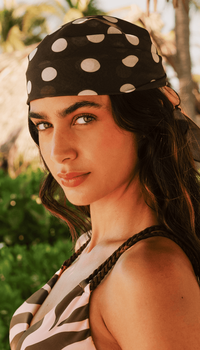 Mascada Estampada Polka Dots, Colección ODISEA - Bari, los mejores trajes de baño y Bikinis. Diseño y tecnología juntos.