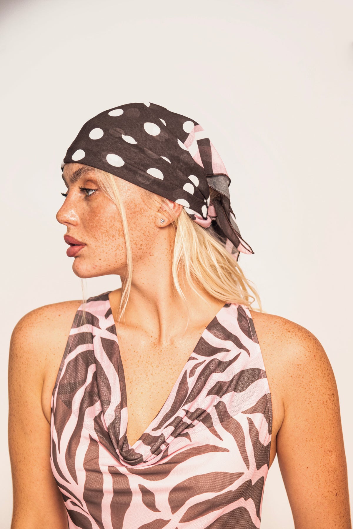 Mascada Estampada Polka Dots, Colección ODISEA - Bari, los mejores trajes de baño y Bikinis. Diseño y tecnología juntos.