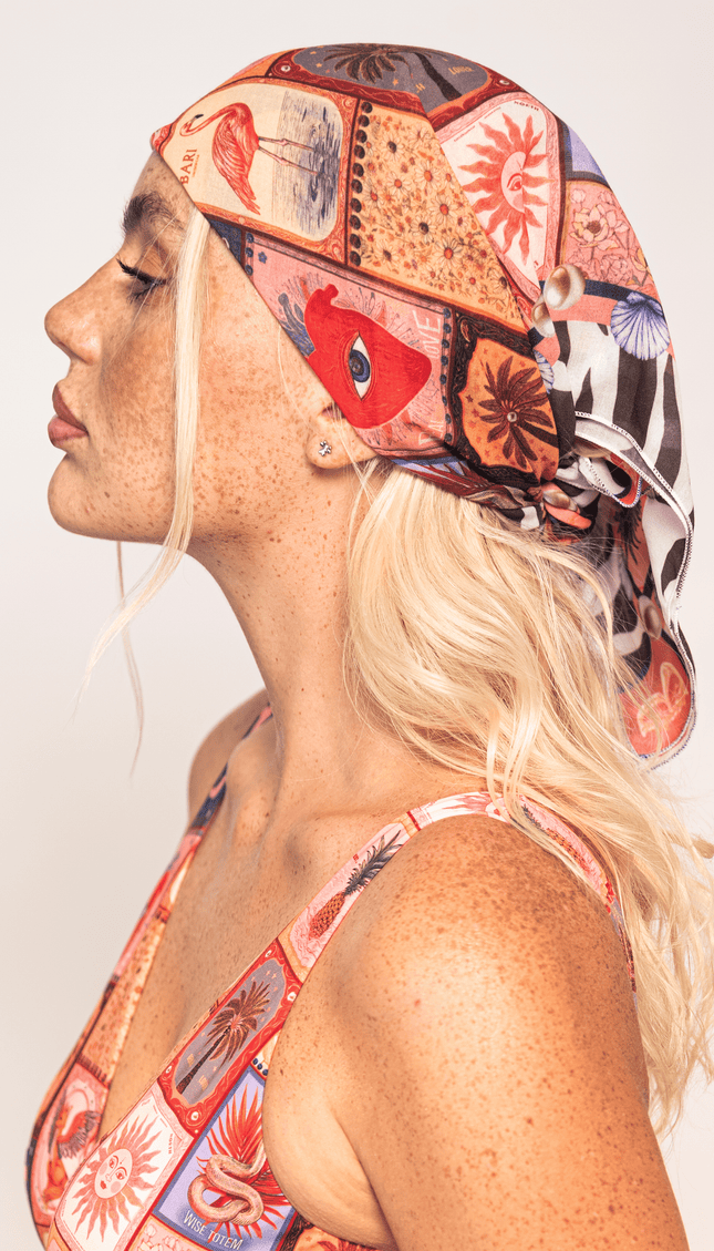 Mascada Estampada Tarot, Colección Alma Frutal - Bari, los mejores trajes de baño y Bikinis. Diseño y tecnología juntos.