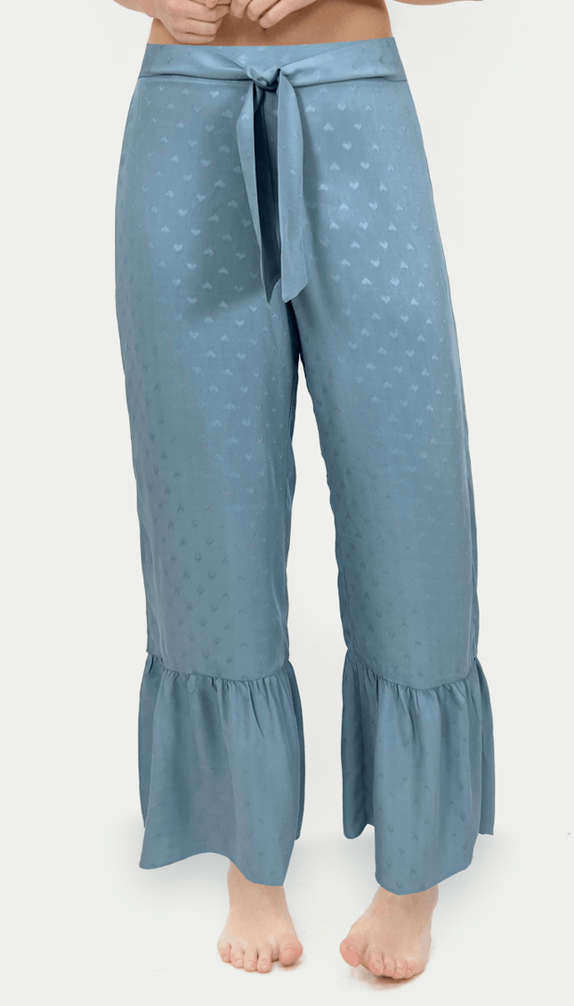 Pantalón Azul Con Olanes Ruedo Bailando Entre Palmas - Bari, los mejores trajes de baño y Bikinis. Diseño y tecnología juntos.