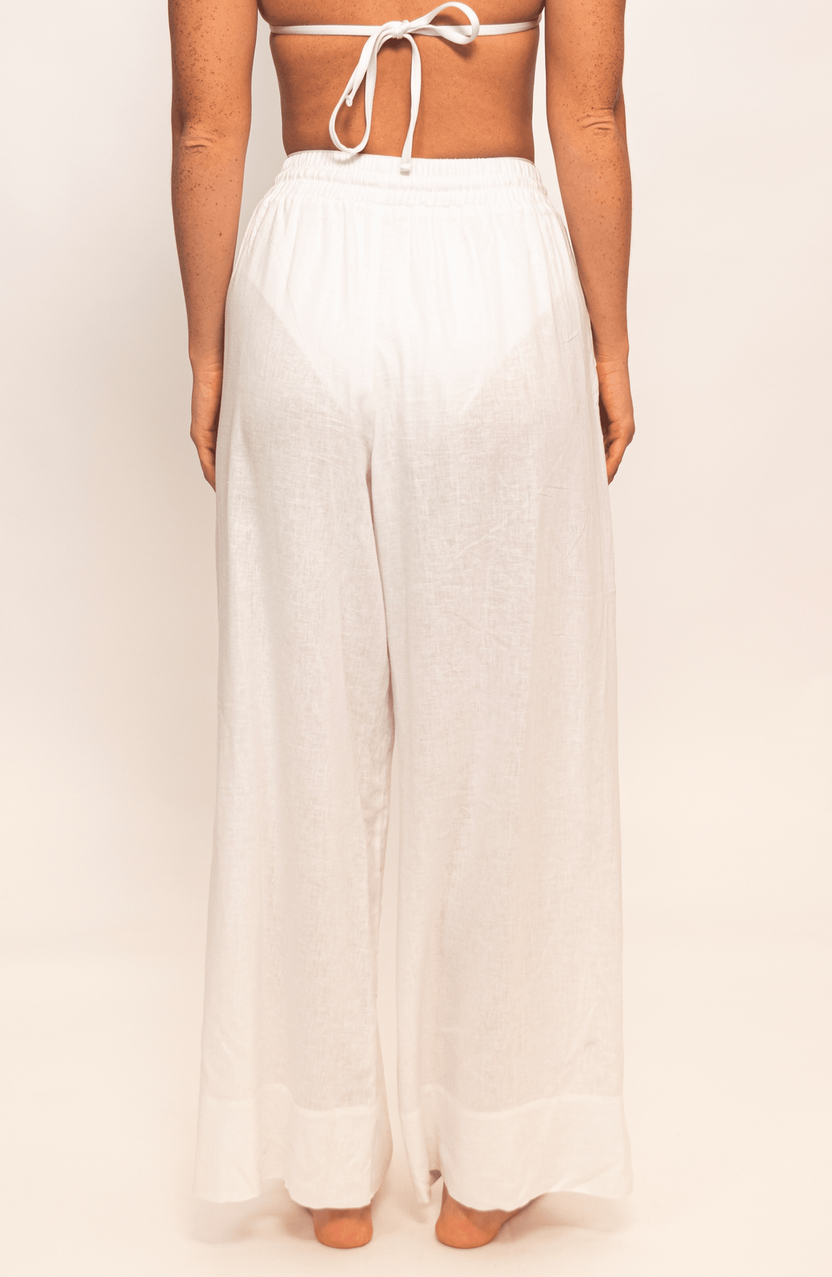 Pantalón Blanco Lino, Colección ODISEA - Bari, los mejores trajes de baño y Bikinis. Diseño y tecnología juntos.