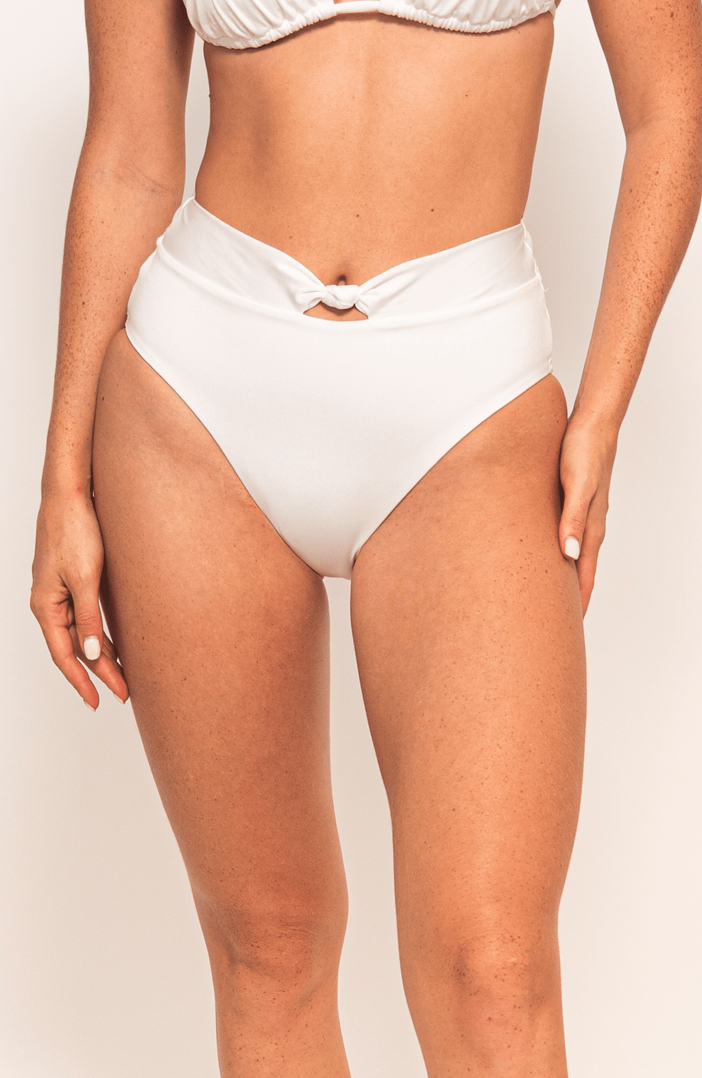 Panty Alta de Bikini Cloud Dancer, Colección ODISEA - Bari, los mejores trajes de baño y Bikinis. Diseño y tecnología juntos.