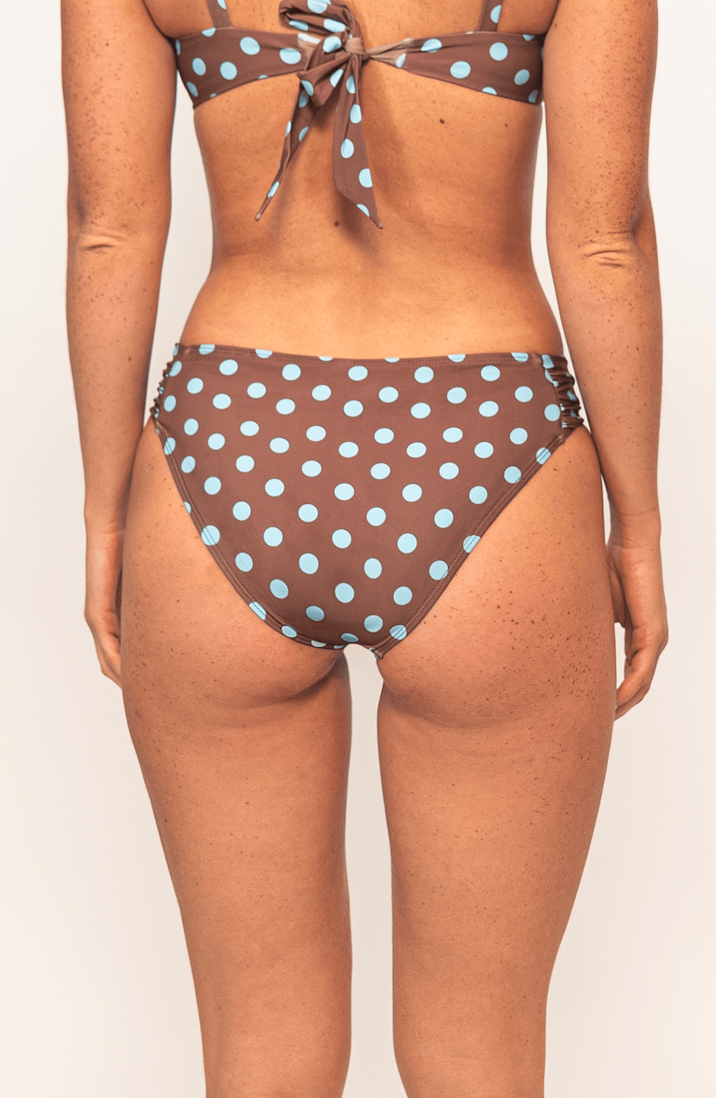 Panty de Bikini Café con Lunares, Colección ODISEA - Bari, los mejores trajes de baño y Bikinis. Diseño y tecnología juntos.