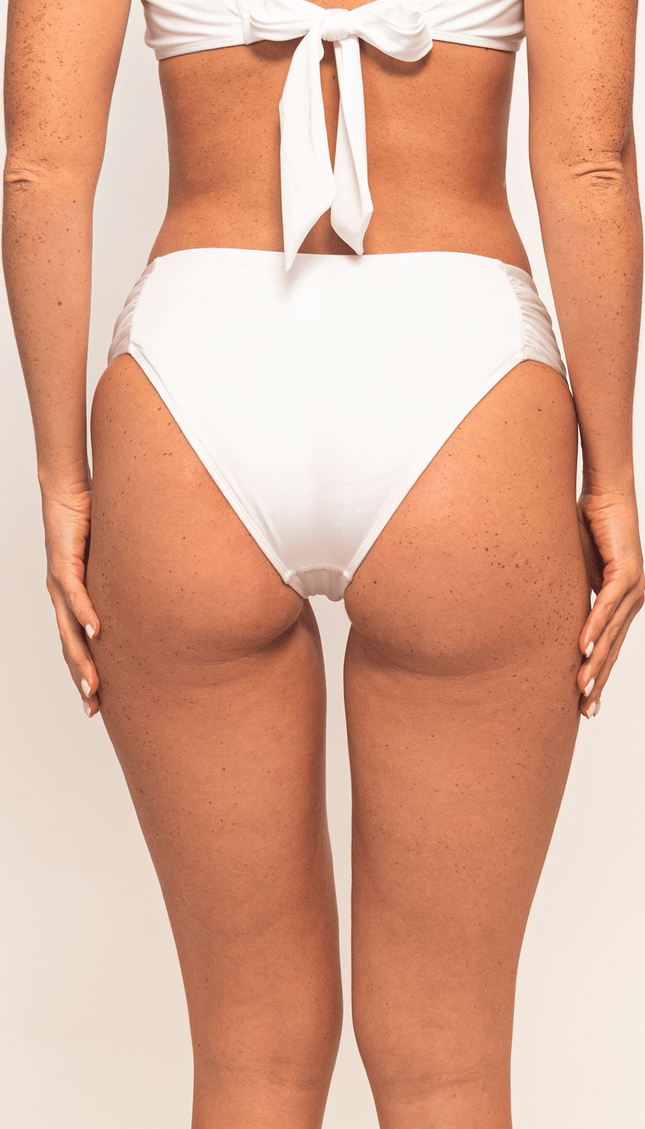 Panty de Bikini Cloud Dancer, Colección ODISEA - Bari, los mejores trajes de baño y Bikinis. Diseño y tecnología juntos.