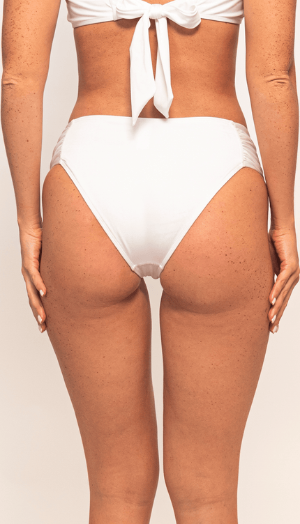 Panty de Bikini Cloud Dancer, Colección ODISEA - Bari, los mejores trajes de baño y Bikinis. Diseño y tecnología juntos.