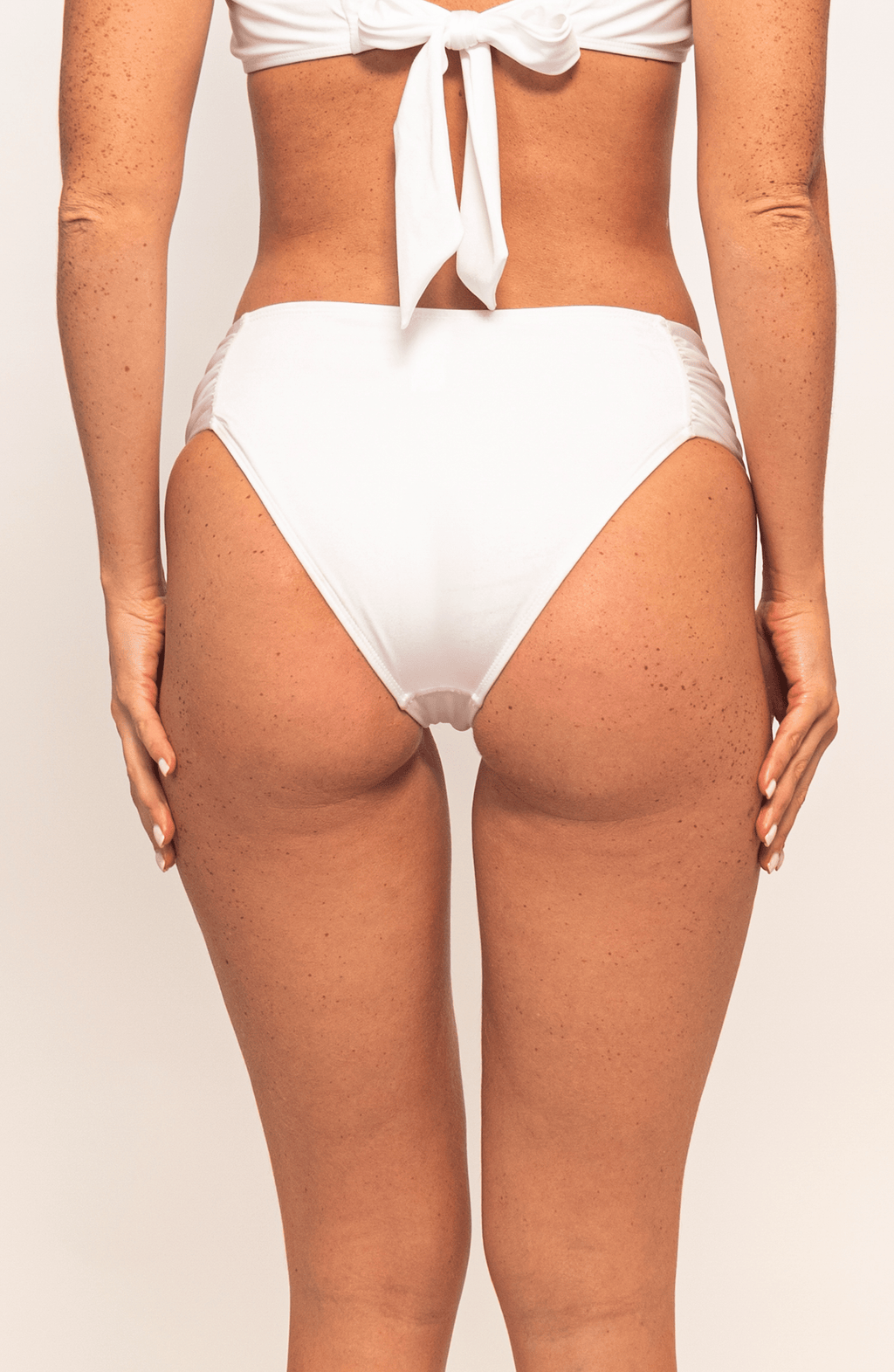 Panty de Bikini Cloud Dancer, Colección ODISEA - Bari, los mejores trajes de baño y Bikinis. Diseño y tecnología juntos.