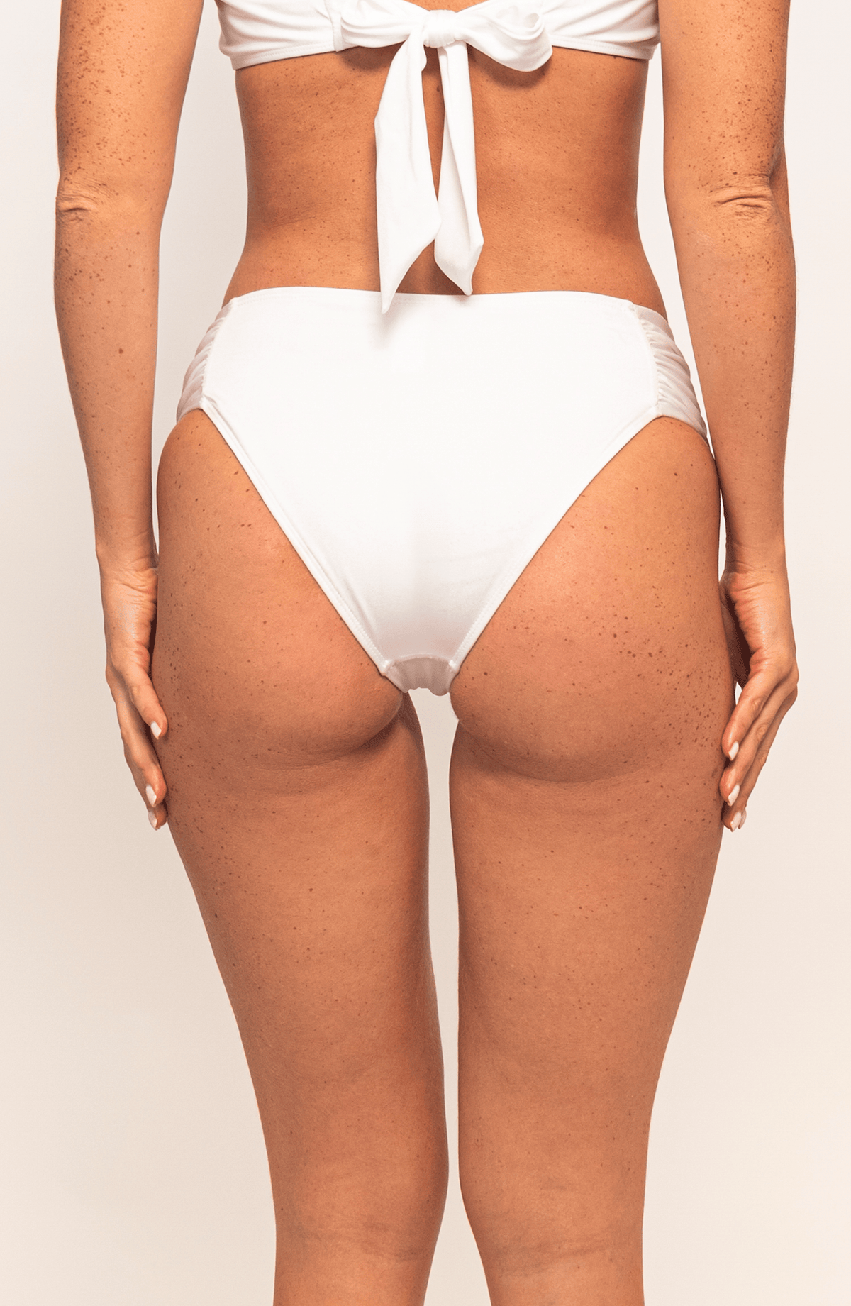 Panty de Bikini Cloud Dancer, Colección ODISEA - Bari, los mejores trajes de baño y Bikinis. Diseño y tecnología juntos.