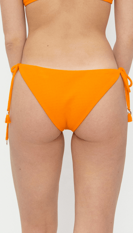 Panty Normal Bikini Naranja ESSENTIALS Bailando Entre Palmas - Bari, los mejores trajes de baño y Bikinis. Diseño y tecnología juntos.