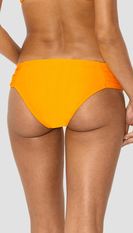 Panty Normal ESSENTIALS Bikini Naranja Alma Viajera - Bari, los mejores trajes de baño y Bikinis. Diseño y tecnología juntos.