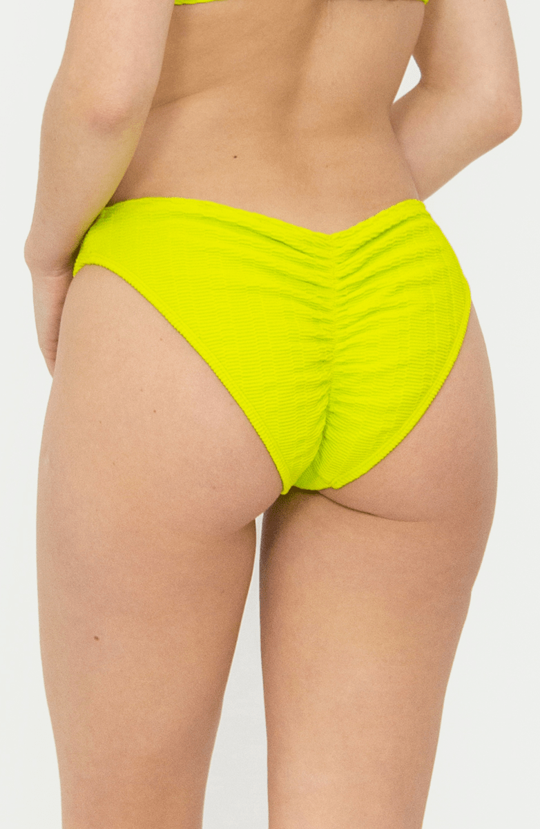 Panty Normal Plisada Bikini Verde Bailando Entre Palmas - Bari, los mejores trajes de baño y Bikinis. Diseño y tecnología juntos.