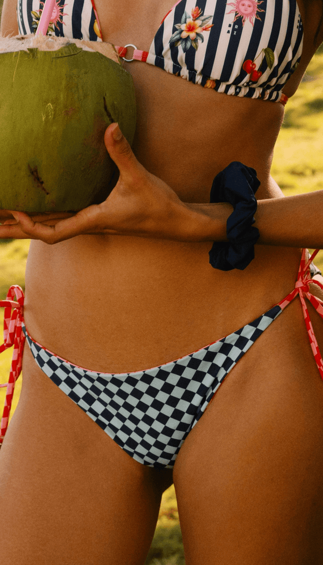 Panty Reversible de Bikini , Colección Alma Frutal - Bari, los mejores trajes de baño y Bikinis. Diseño y tecnología juntos.