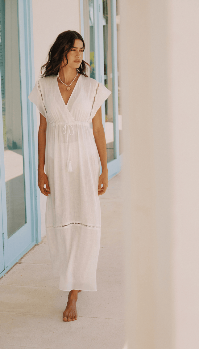 Salida Vestido Blanco, Colección ODISEA - Bari, los mejores trajes de baño y Bikinis. Diseño y tecnología juntos.