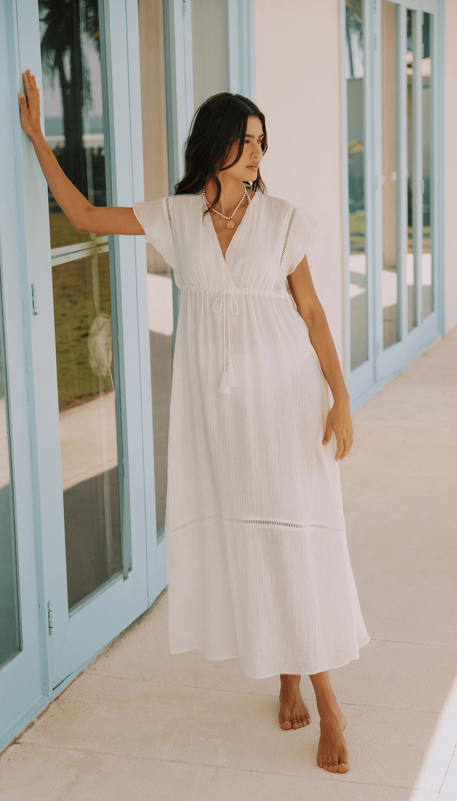 Salida Vestido Blanco, Colección ODISEA - Bari, los mejores trajes de baño y Bikinis. Diseño y tecnología juntos.