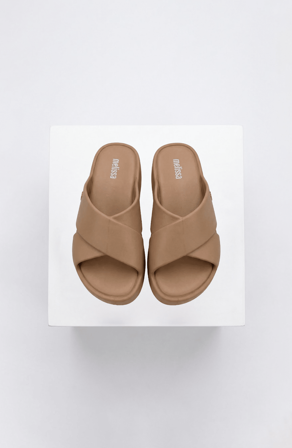 Sandalias Melissa Café con Plataforma - Bari, los mejores trajes de baño y Bikinis. Diseño y tecnología juntos.