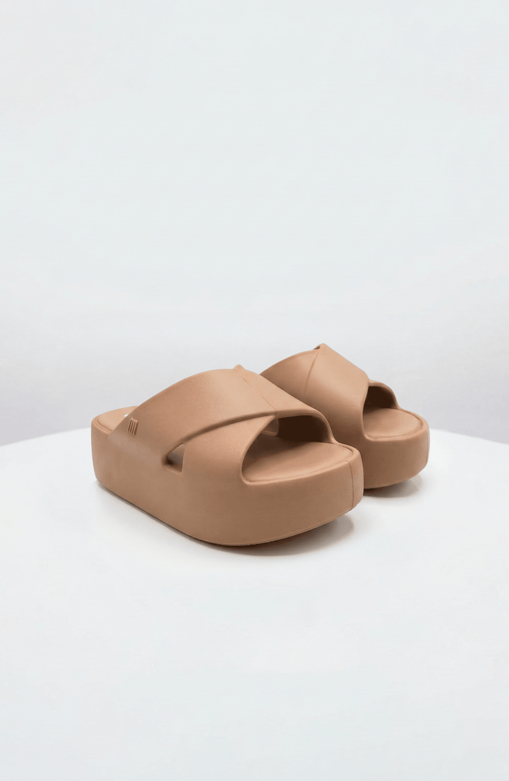 Sandalias Melissa Café con Plataforma - Bari, los mejores trajes de baño y Bikinis. Diseño y tecnología juntos.