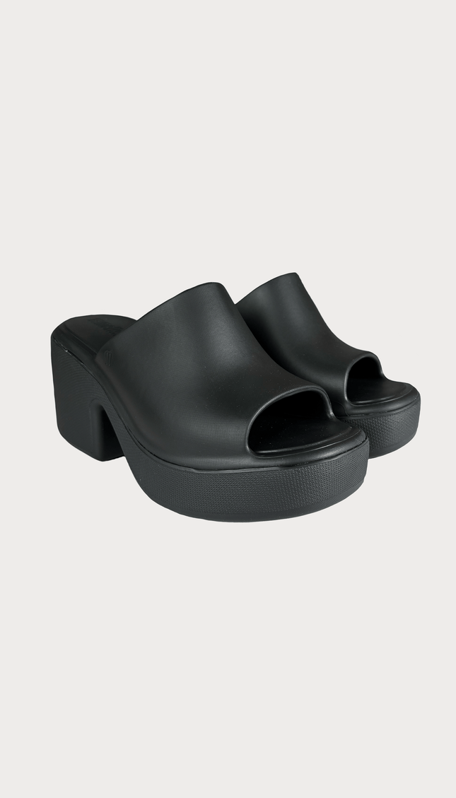 Sandalias Melissa Negra con Plataforma - Bari, los mejores trajes de baño y Bikinis. Diseño y tecnología juntos.