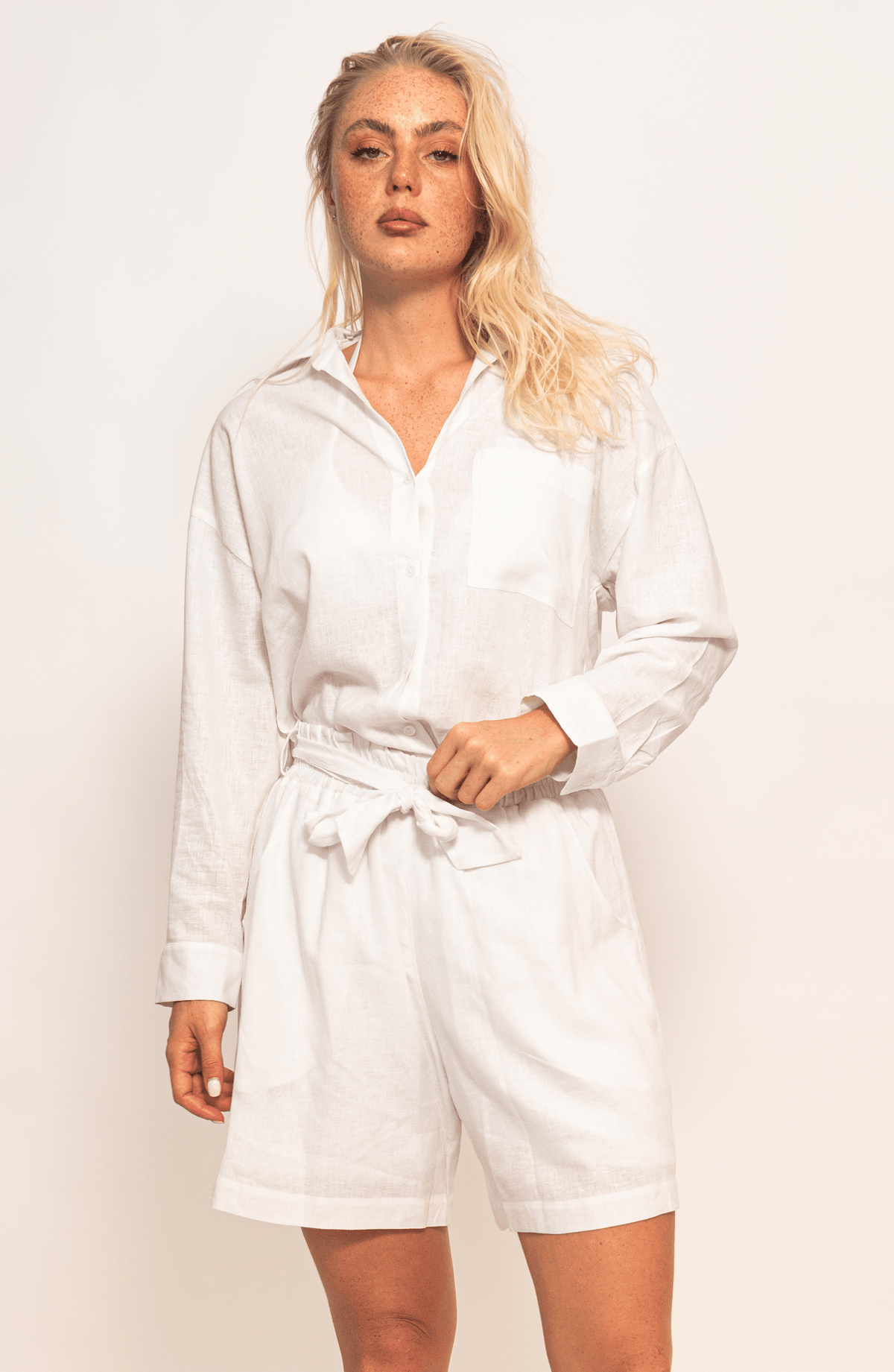 Short Blanco Lino, Colección ODISEA - Bari, los mejores trajes de baño y Bikinis. Diseño y tecnología juntos.