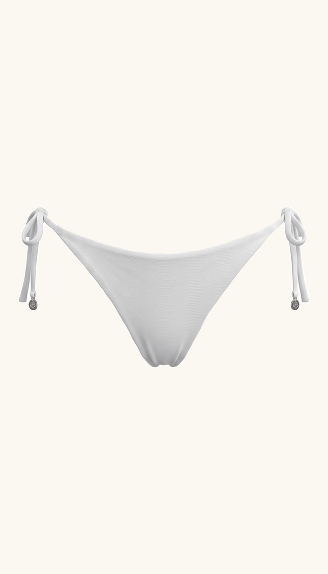 Tanga Blanca, Colección Alquimia - Bari, los mejores trajes de baño y Bikinis. Diseño y tecnología juntos.