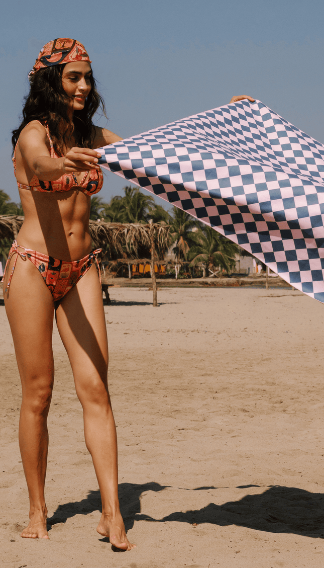 Toalla Reversible Tarot, Colección Alma Frutal - Bari, los mejores trajes de baño y Bikinis. Diseño y tecnología juntos.