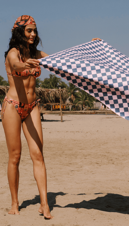 Toalla Reversible Tarot, Colección Alma Frutal - Bari, los mejores trajes de baño y Bikinis. Diseño y tecnología juntos.