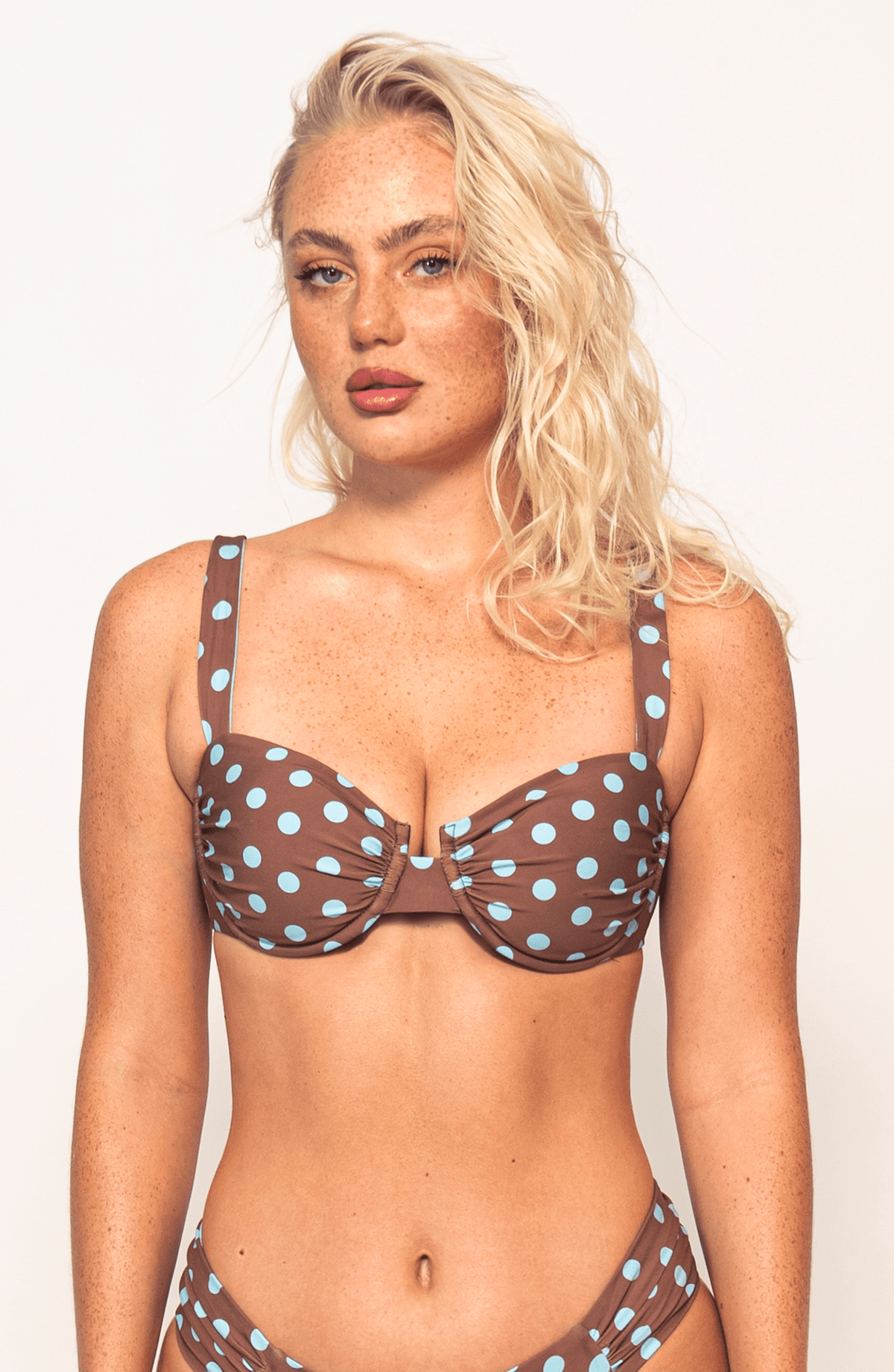 Top de Bikini Café con Lunares, Colección ODISEA - Bari, los mejores trajes de baño y Bikinis. Diseño y tecnología juntos.