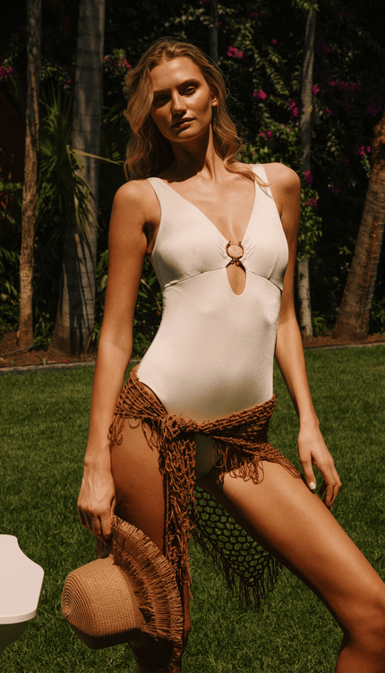 Traje de Baño Completo Marfil , Colección ODISEA - Bari, los mejores trajes de baño y Bikinis. Diseño y tecnología juntos.