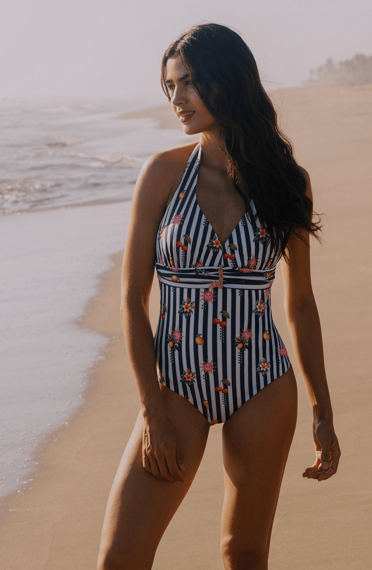 Traje de Baño Completo Rayas Control Abdominal Halter, Colección Alma Frutal - Bari, los mejores trajes de baño y Bikinis. Diseño y tecnología juntos.
