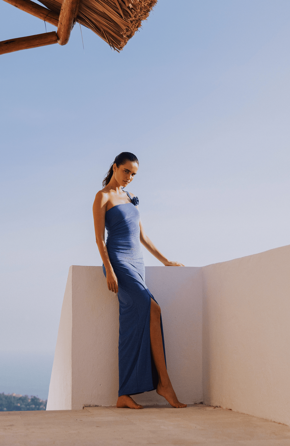 Vestido Largo Azul Brillante con Flor, Colección Pacifico - Bari, los mejores trajes de baño y Bikinis. Diseño y tecnología juntos.
