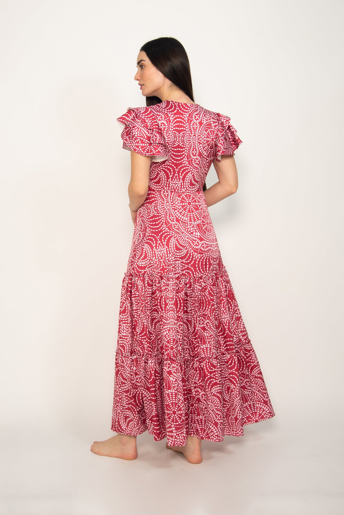 Vestido Largo Elegante Estampado Vino con Blanco y Olanes, Colección Selva - Bari, los mejores trajes de baño y Bikinis. Diseño y tecnología juntos.