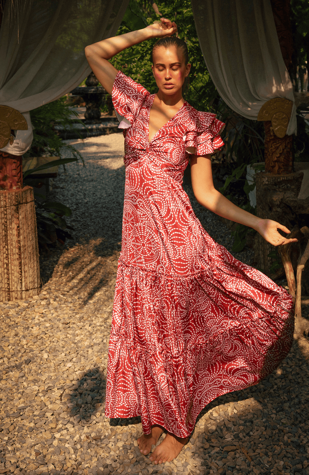 Vestido Largo Elegante Estampado Vino con Blanco y Olanes, Colección Selva - Bari, los mejores trajes de baño y Bikinis. Diseño y tecnología juntos.