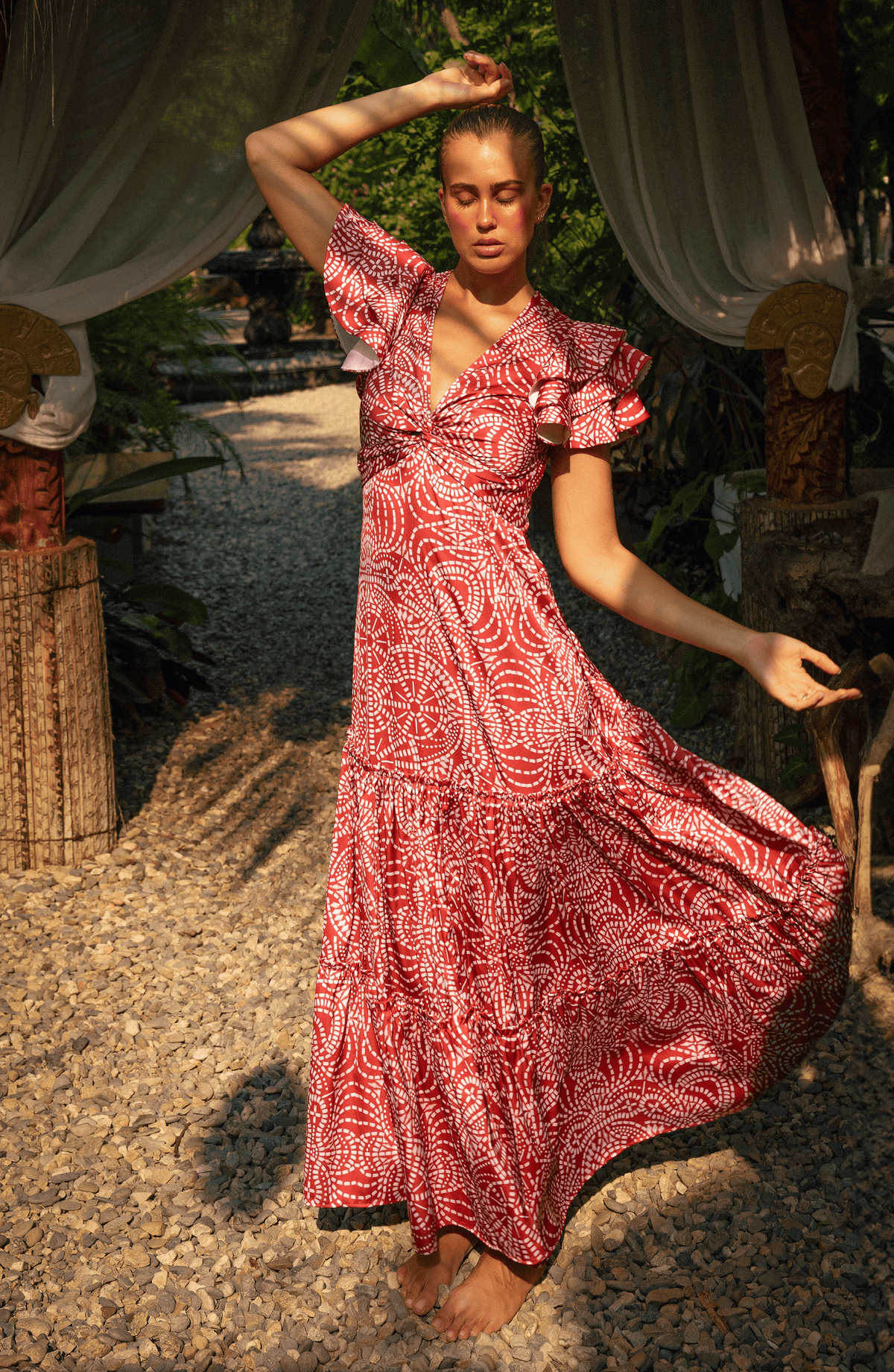 Vestido Largo Elegante Estampado Vino con Blanco y Olanes, Colección Selva - Bari, los mejores trajes de baño y Bikinis. Diseño y tecnología juntos.