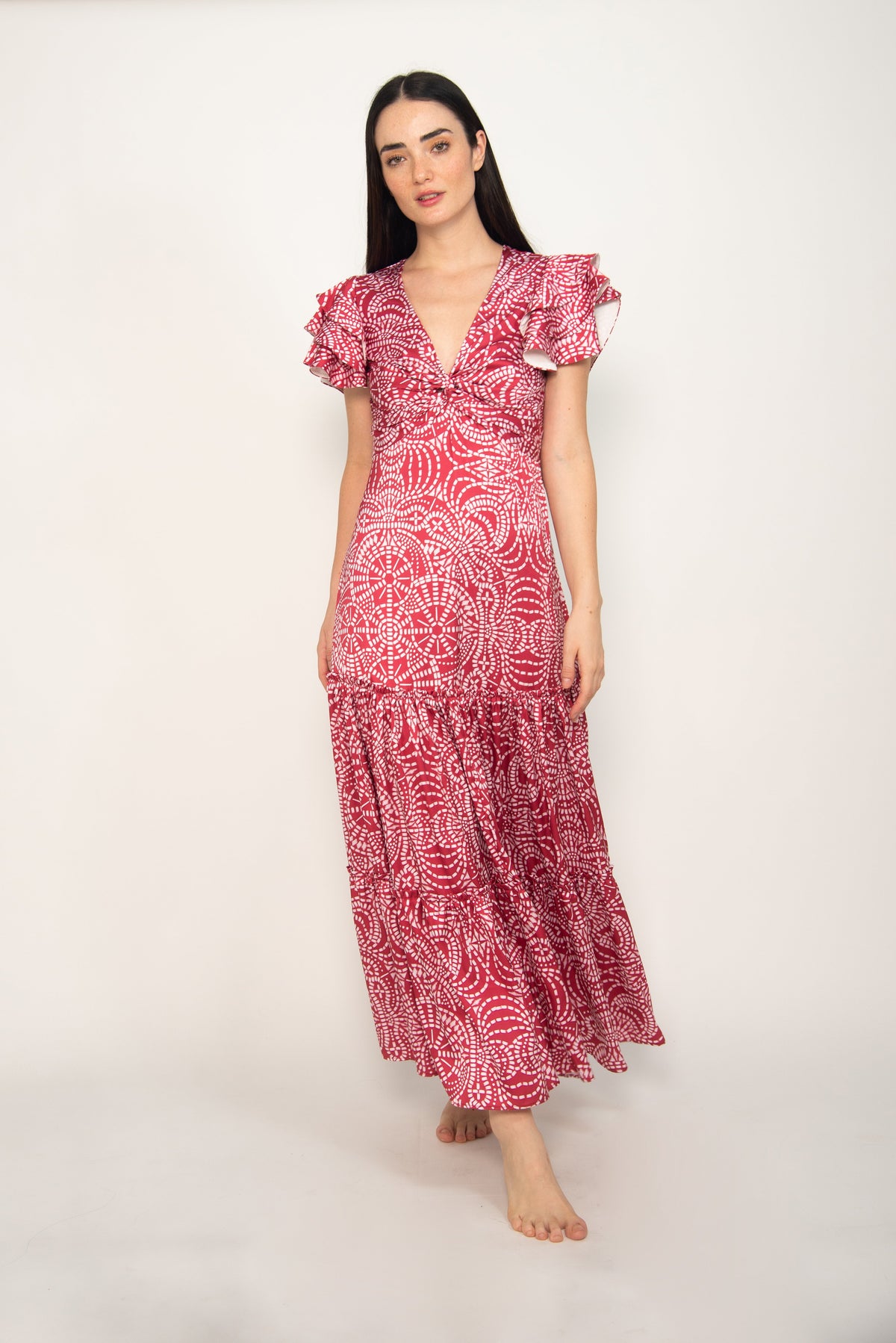 Vestido Largo Elegante Estampado Vino con Blanco y Olanes, Colección Selva - Bari, los mejores trajes de baño y Bikinis. Diseño y tecnología juntos.