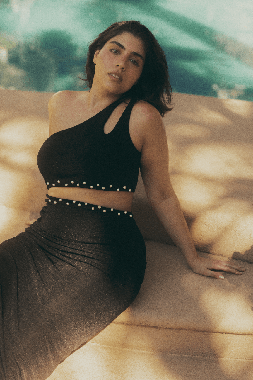 Vestido Largo Negro de Un Hombro con Perlas, Colección Selva Bari Swimwear - Bari, los mejores trajes de baño y Bikinis. Diseño y tecnología juntos.