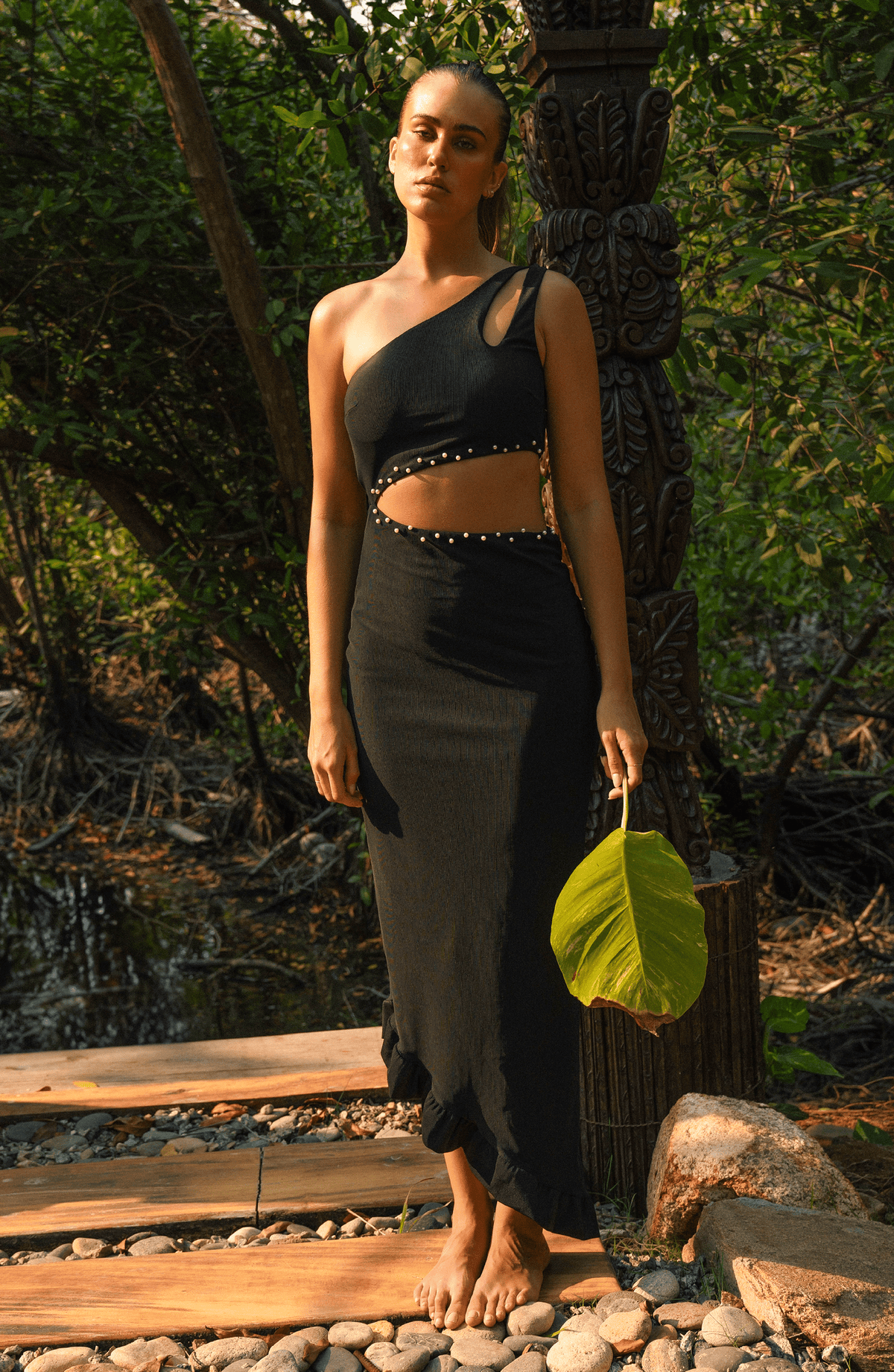 Vestido Largo Negro de Un Hombro con Perlas, Colección Selva Bari Swimwear - Bari, los mejores trajes de baño y Bikinis. Diseño y tecnología juntos.