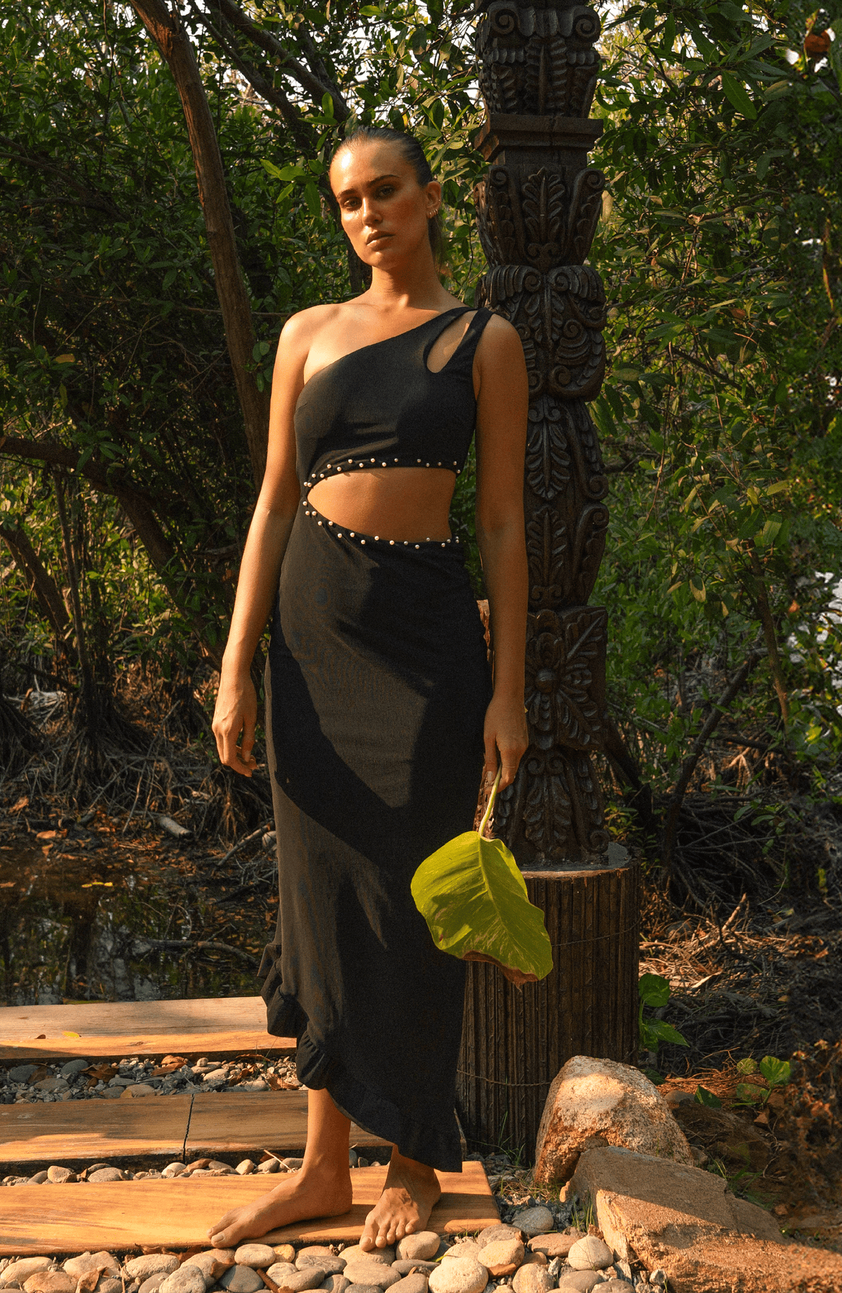 Vestido Largo Negro de Un Hombro con Perlas, Colección Selva Bari Swimwear - Bari, los mejores trajes de baño y Bikinis. Diseño y tecnología juntos.