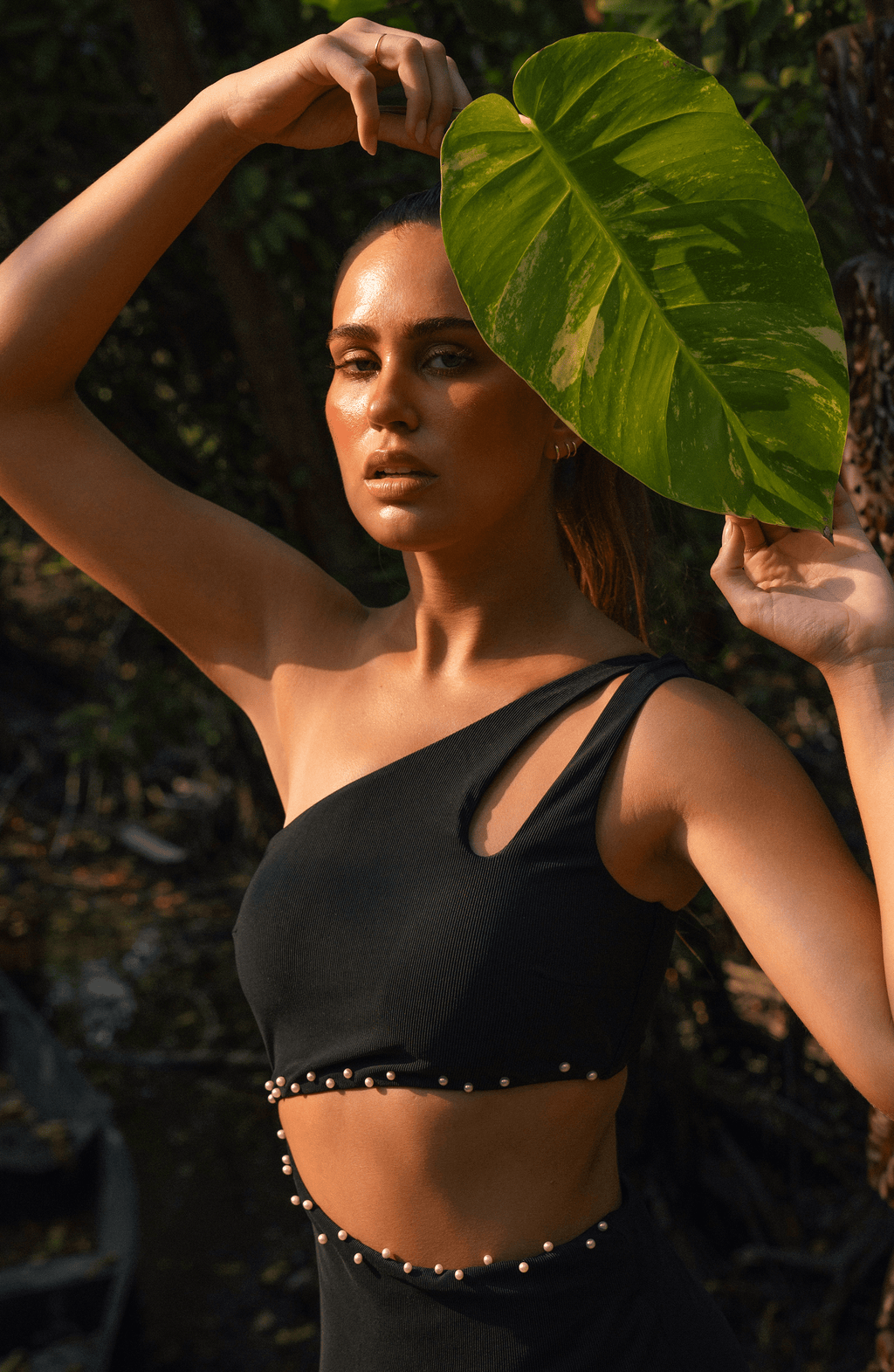 Vestido Largo Negro de Un Hombro con Perlas, Colección Selva Bari Swimwear - Bari, los mejores trajes de baño y Bikinis. Diseño y tecnología juntos.
