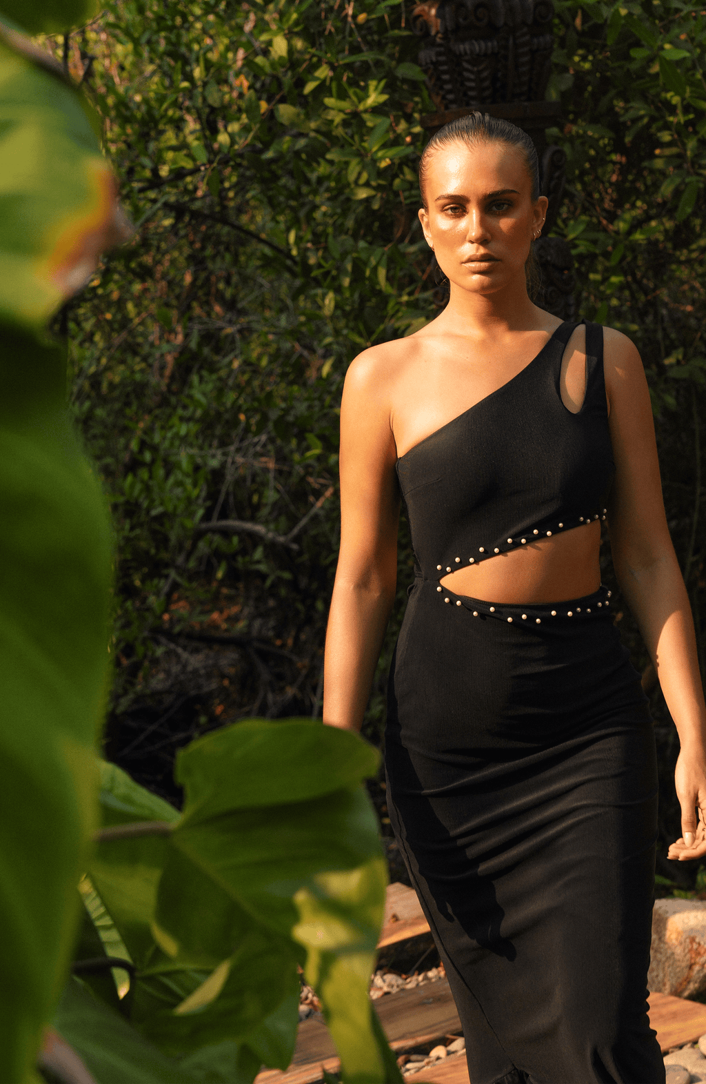 Vestido Largo Negro de Un Hombro con Perlas, Colección Selva Bari Swimwear - Bari, los mejores trajes de baño y Bikinis. Diseño y tecnología juntos.