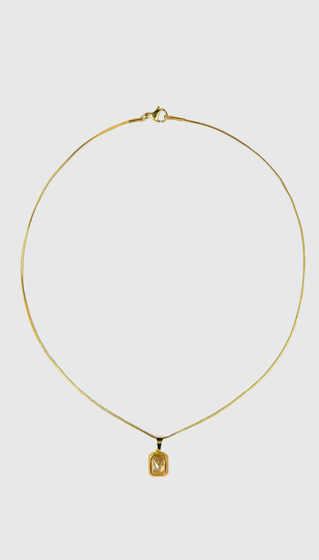 Collar Dorado Dije Blanco - Bari, los mejores trajes de baño en México.