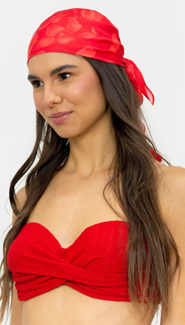 Mascada Estampada Roja Bailando Entre Palmas - Bari, los mejores trajes de baño en México.